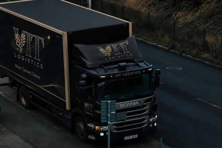 Грузовик VIT Logistics на трассе